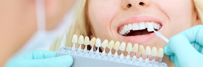 Erleben Sie die Magie eines strahlenden Lächelns in der barrierefreien Zahnarztpraxis 'Zahnärzte am Sterntor'. Unsere erfahrene Spezialistin berät eine Patientin bei der Auswahl der perfekten Zahnfarbe. In einer entspannten Atmosphäre auf dem barrierefreien Behandlungsstuhl, wird jedes Detail für das strahlende Lächeln besprochen. Vertrauen Sie unseren Experten für Ihre professionelle Zahnaufhellung und Zahnkosmetik.