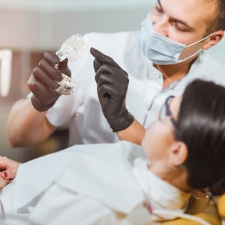 Implantatpflege für ein selbstbewusstes Lächeln