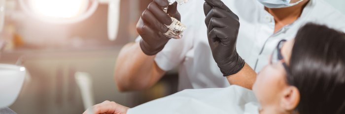 Implantatpflege für ein selbstbewusstes Lächeln