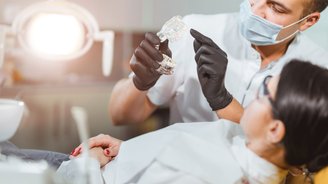 Implantatpflege für ein selbstbewusstes Lächeln