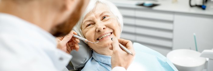 Zahnarztpraxis am Sterntor wird eine Frau auf dem Behandlungsstuhl von einem engagierten Team an Parodontologie-Experten betreut