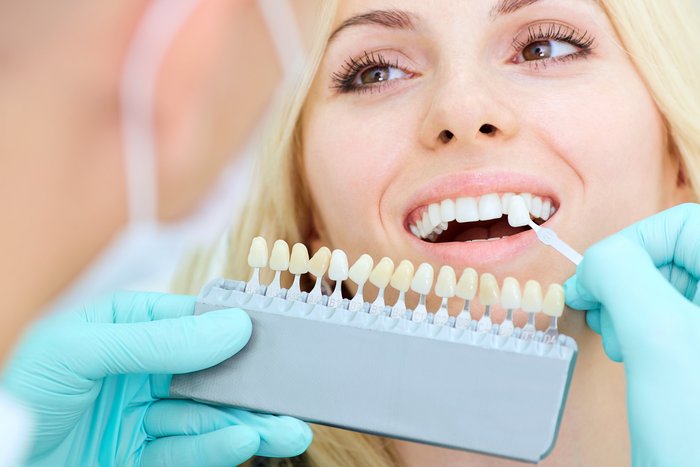 Erleben Sie die Magie eines strahlenden Lächelns in der barrierefreien Zahnarztpraxis 'Zahnärzte am Sterntor'. Unsere erfahrene Spezialistin berät eine Patientin bei der Auswahl der perfekten Zahnfarbe. In einer entspannten Atmosphäre auf dem barrierefreien Behandlungsstuhl, wird jedes Detail für das strahlende Lächeln besprochen. Vertrauen Sie unseren Experten für Ihre professionelle Zahnaufhellung und Zahnkosmetik.