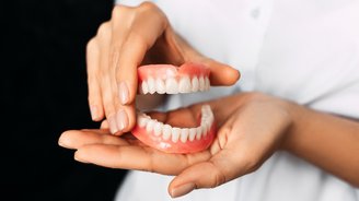 Zahnarzt hält ein Gebiss - Zahnärzte am Sterntor