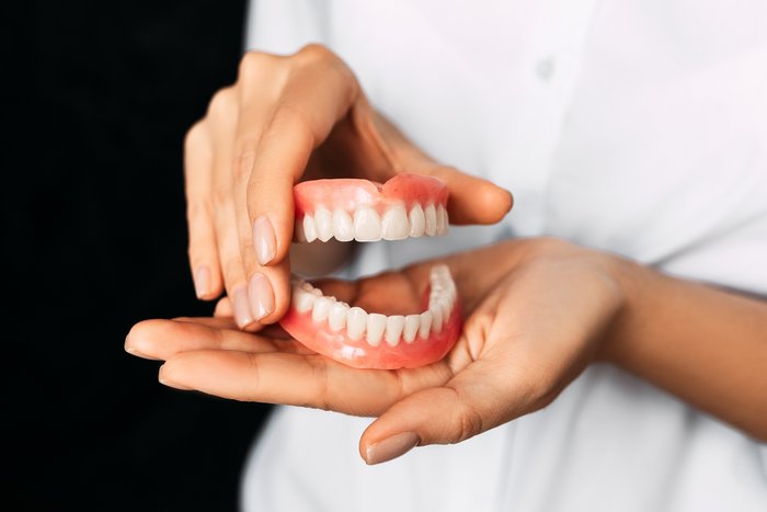Präziser Zahnersatz für ein strahlendes Lächeln - Hochwertige Restaurationen von den Zahnärzten am Sterntor
