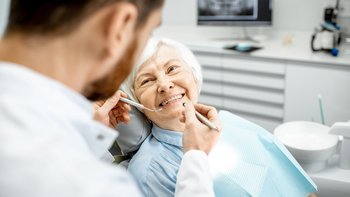 Zahnarztpraxis am Sterntor wird eine Frau auf dem Behandlungsstuhl von einem engagierten Team an Parodontologie-Experten betreut