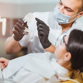 Implantatpflege für ein selbstbewusstes Lächeln
