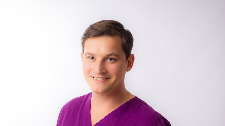 Vertrauen und Professionalität und zeigt Dr. Bedernik als fürsorglichen und engagierten Zahnarzt, der sich um das Wohl seiner Patienten kümmert. Zahnarzt Andreas Bedernik