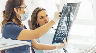 Ein Patient betrachtet sein Kiefer-Röntgenbild